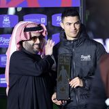 Selbstverständlich wird Ronaldo zum Man of the Match gekürt und mit Sportfunktionär Turki Al-Sheikh abgelichtet. Für den 37-jährigen Portugiesen beginnt nun der sportliche Vorruhestand in der unbedeutenden Saudi-Liga, dafür erhält er vermutlich das größte Gehalt, das jemals einem Fußball-Profi gezahlt wurde.