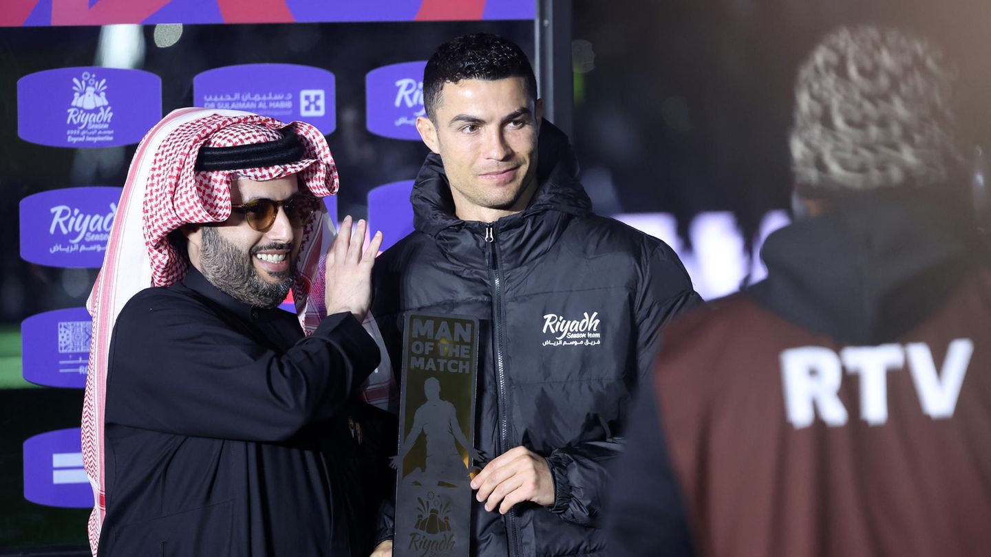 Selbstverständlich wird Ronaldo zum Man of the Match gekürt und mit Sportfunktionär Turki Al-Sheikh abgelichtet. Für den 37-jährigen Portugiesen beginnt nun der sportliche Vorruhestand in der unbedeutenden Saudi-Liga, dafür erhält er vermutlich das größte Gehalt, das jemals einem Fußball-Profi gezahlt wurde.