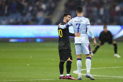 Vor dem Anpfiff im König Fahd Stadion begrüßen sich die beiden ewigen Rivalen freundlich am Mittelkreis. Schön sei es gewesen, alte Freunde zu treffen, schreibt Ronaldo später auf Instagram.