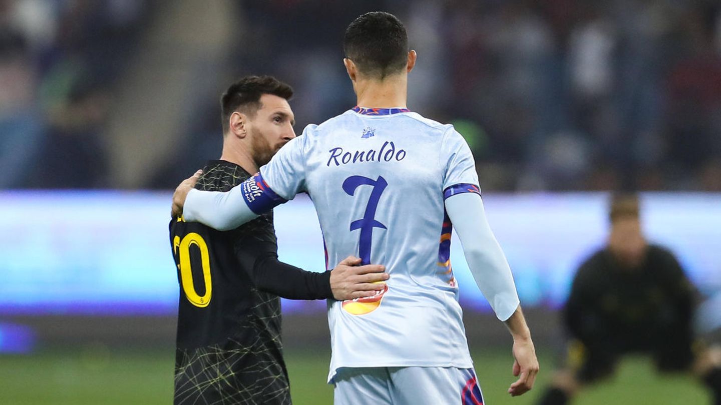 Vor dem Anpfiff im König Fahd Stadion begrüßen sich die beiden ewigen Rivalen freundlich am Mittelkreis. Schön sei es gewesen, alte Freunde zu treffen, schreibt Ronaldo später auf Instagram.