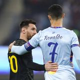 Vor dem Anpfiff im König Fahd Stadion begrüßen sich die beiden ewigen Rivalen freundlich am Mittelkreis. Schön sei es gewesen, alte Freunde zu treffen, schreibt Ronaldo später auf Instagram.