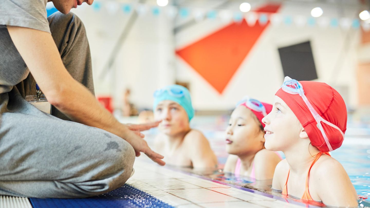 Schüler beim Schwimmunterricht