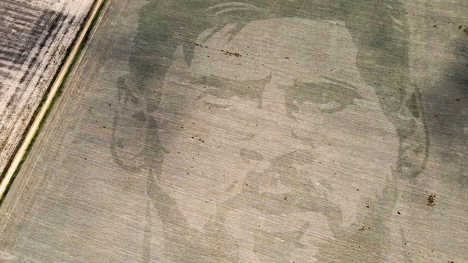 Lionel Messi Lionel Messis Porträt ist aus der Luft auf einem Feld in Argentinien zu sehe