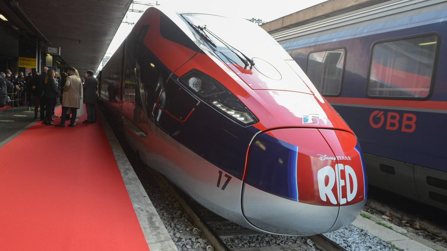 Un treno espresso delle ferrovie italiane.  Grazie ai treni, Giuseppina Giuliano può percorrere ogni giorno più di 1300 chilometri.