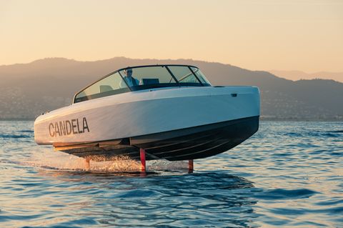 Das Elektro-Boot Candela C-8 auf einem Gewässer