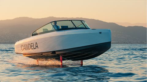 Das Elektro-Boot Candela C-8 auf einem Gewässer