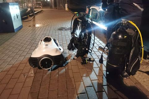 Das Bild der Polizei in der Region Pommern im Nordosten Polens aus dem Hafen Danzigs zeigt einen Teil der Ausrüstung der Taucher