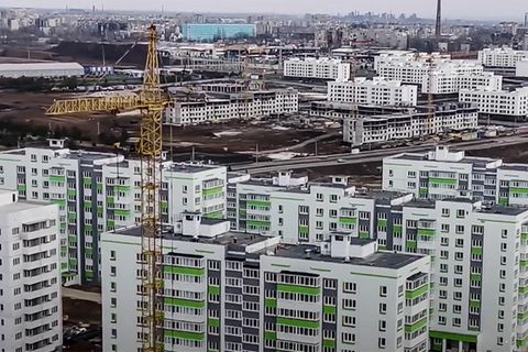 Russische Propaganda-Siedlung: Video zeigt erheblichen Pfusch am Bau