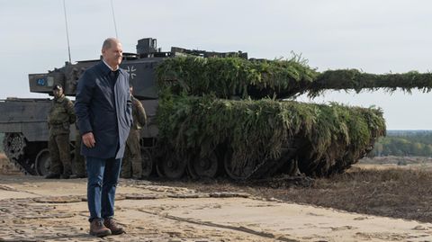 Bundeskanzler Olaf Scholz vor einem Leopard 2.