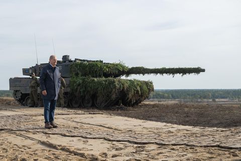 Bundeskanzler Olaf Scholz vor einem Leopard 2.