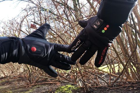 Beheizbare Handschuhe: Ein rechter und ein linker Handschuh berühren sich