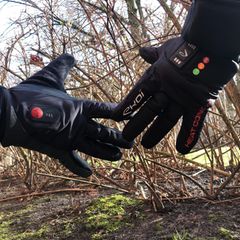 Beheizbare Handschuhe: Ein rechter und ein linker Handschuh berühren sich