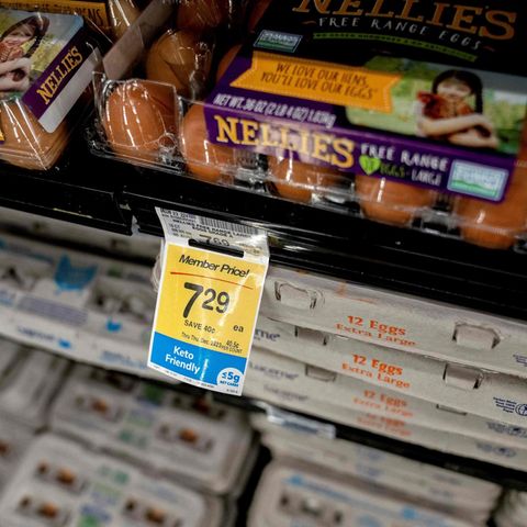 Eier liegen in einem Supermarkt in Washington. Die Preise für Eier in den USA sind sprunghaft angestiegen.