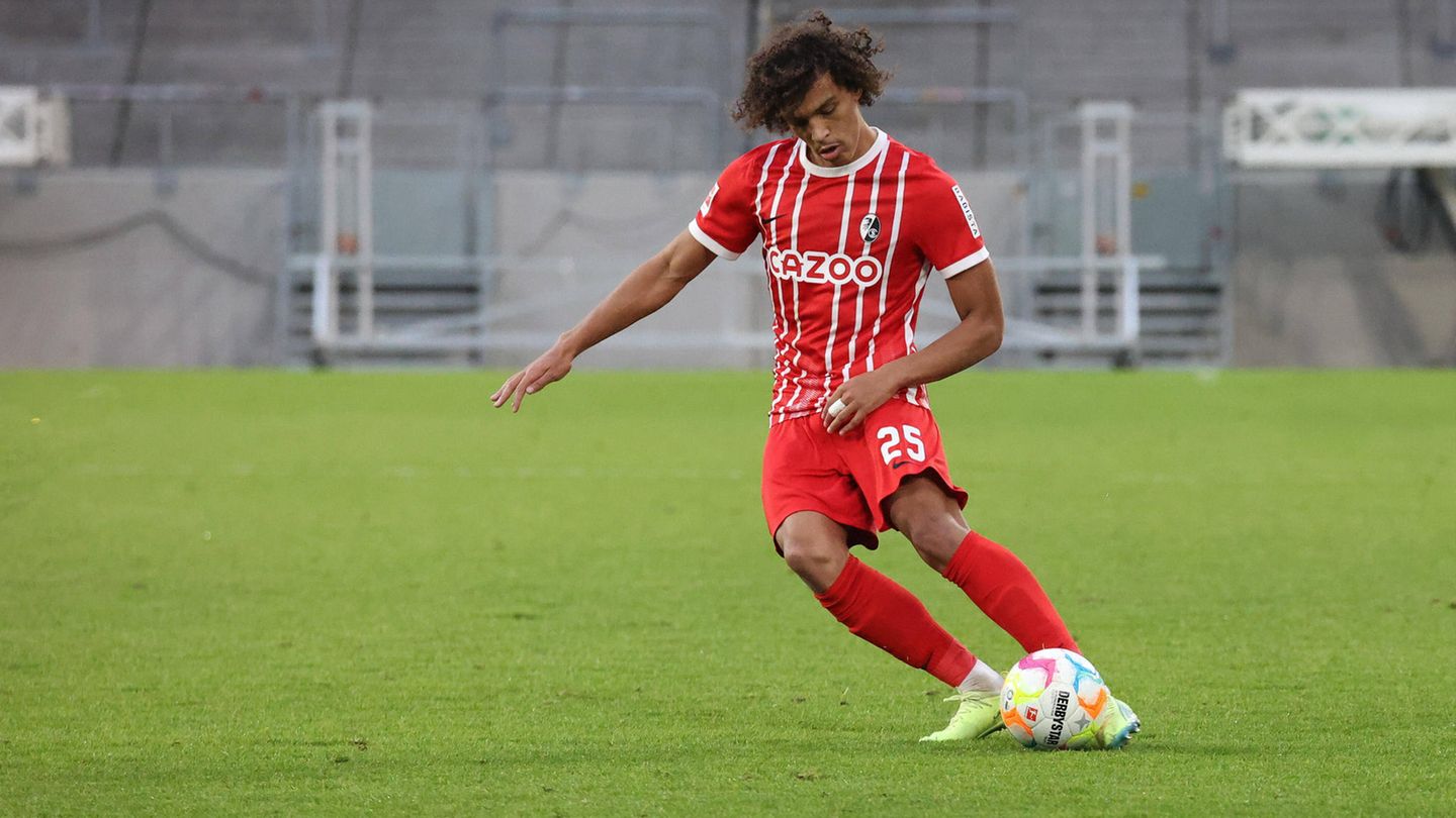 ... These 2, Manuel Neuer nach seiner Ausbootung beim Tabellenführer im März spontan gesundet, zum SC Freiburg wechselt, dort vom neuen Trainer Jogi Löw eingewechselt wird und kein einziges Gegentor mehr kassiert.