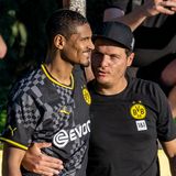 In Dortmund dürften sie alle verdammt gut drauf sein. Die Saison verlief bislang zwar richtig mies, aber der BVB darf auf Besserung hoffen. Das hat Gründe: Torjäger Haller (im Bild links) hat den Hodenkrebs überwunden und sich in der Vorbereitung bärenstark gezeigt, weitere Verletzte sind wieder fit. Supertalent Moukoko hat seinen Vertrag verlängert. Der BVB ist reif für die Vizemeisterschaft.