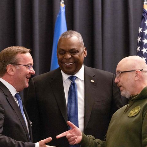 Boris Pistorius (l) spricht mit Lloyd Austin (Mitte) und dem ukrainischen Verteidigungsminister Olexij Resnikow 