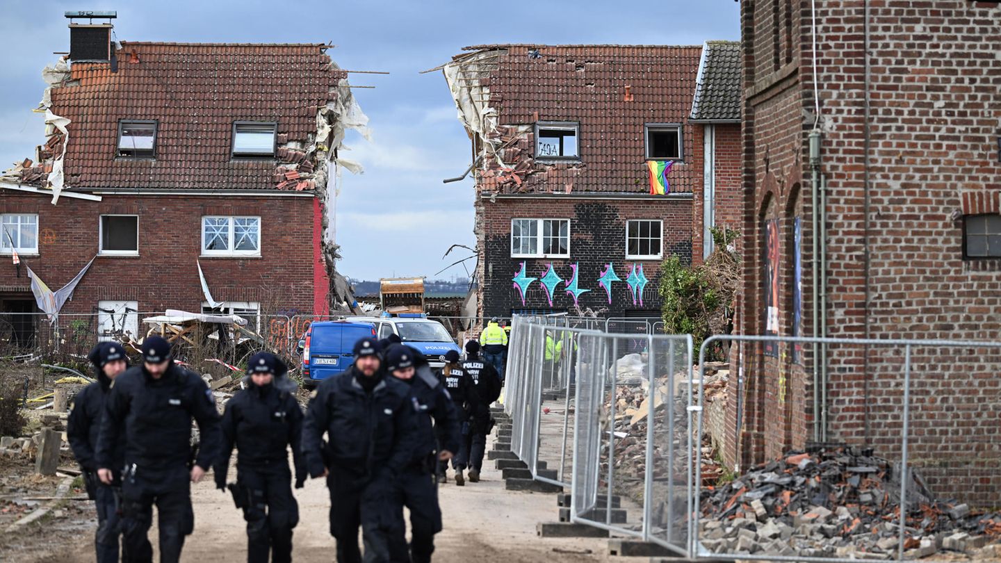 Polizei vor dem Abrisshaus des leztzen Bauern von Lützerath