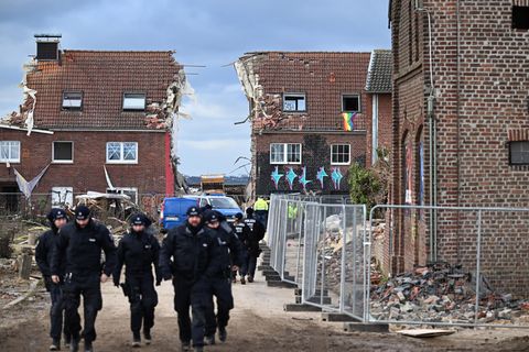 Polizei vor dem Abrisshaus des leztzen Bauern von Lützerath