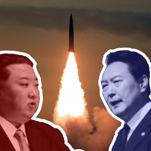 Kim Jong Uns (l) und Yoon Suk Yeoul (r). In der Mitte steigt eine Rakete in den Himmel