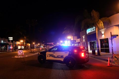 Ein Polizeifahrzeug steht in der Nähe des Tatorts in Los Angeles