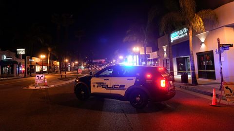 Ein Polizeifahrzeug steht in der Nähe des Tatorts in Los Angeles