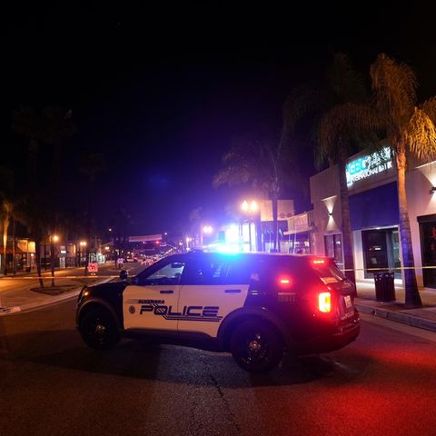 Ein Polizeifahrzeug steht in der Nähe des Tatorts in Los Angeles