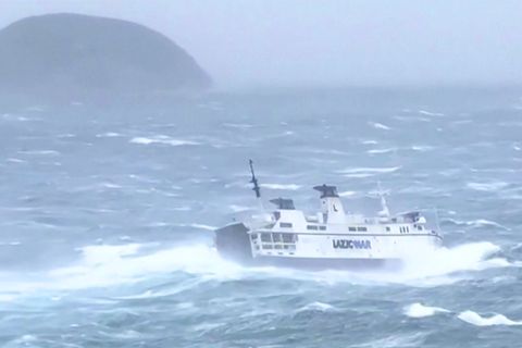 Wilder Ritt im Mittelmeer: Acht Meter hohe Wellen: Fährfahrt in Italien wird zum Horrortrip