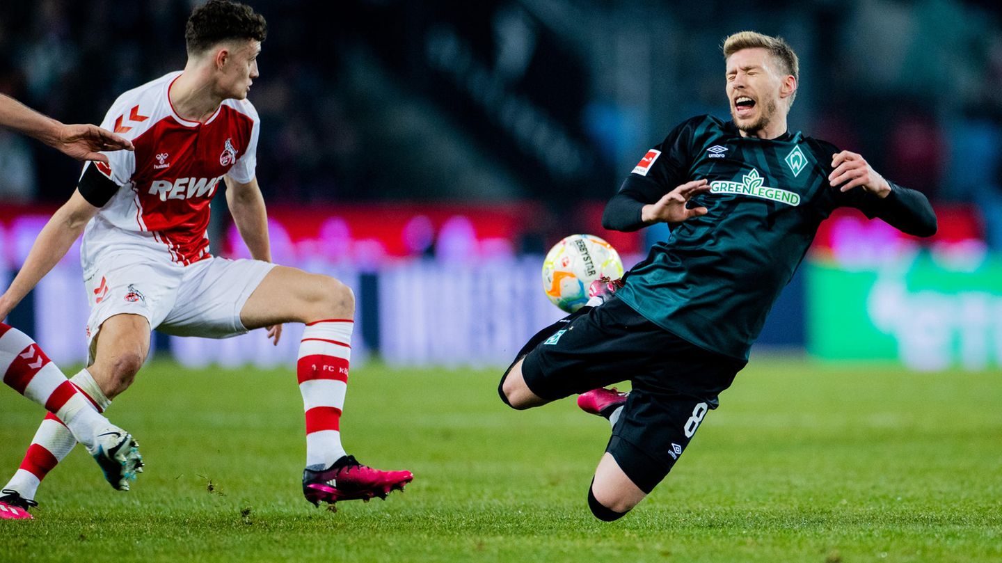 Werders Mitchell Weiser (r.) verliert wie das gesamte Team gegen den 1. FC Köln den Boden unter den Füßen