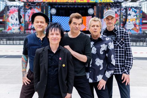 Die Toten Hosen mit Sänger Campino (m.), Kuddel (l.), Breiti (r.), Andi und Ritchie (2.v.l.)