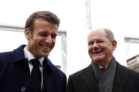 Bundeskanzler Olaf Scholz (SPD, r) und Emmanuel Macron, Präsident von Frankreich, lachen