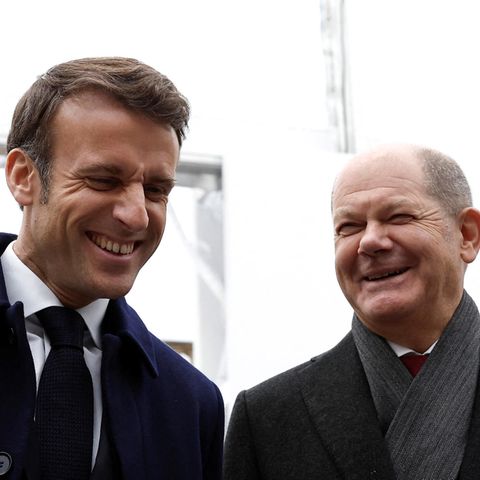 Bundeskanzler Olaf Scholz (SPD, r) und Emmanuel Macron, Präsident von Frankreich, lachen
