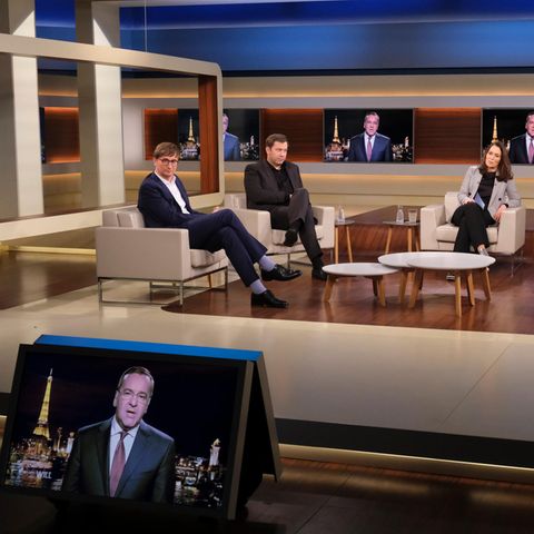 Anne Will und Gäste im TV-Studio