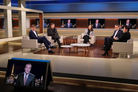 Anne Will und Gäste im TV-Studio