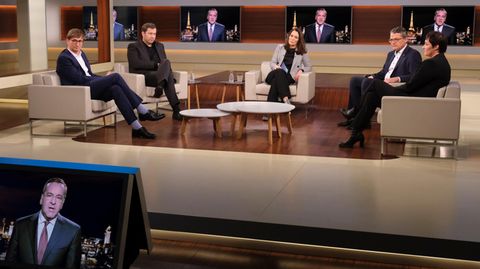 Anne Will und Gäste im TV-Studio