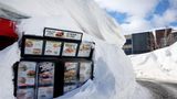 Mammoth Lakes, Kalifornien. Der Drive-in einer Fastfood-Kette ist zu großen Teilen unter einer Schneewehe begraben, nachdem ein Wintersturm schwere Schneefälle in die Region gebracht hat. In den Bergen der Sierra Nevada hatte es zuletzt enorme Schneefall gegeben – die Schneemenge lag etwa 250 Prozent über dem Durchschnitt.