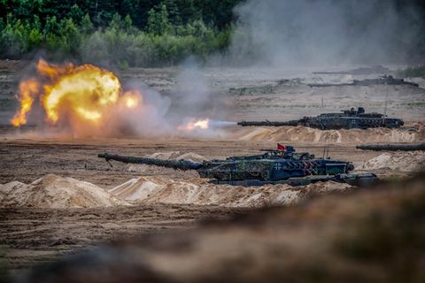 Leopard 2 in gedeckter Feuerstellung