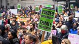 Auch in New York findet ein Women's March statt: "Erzwungene Mutterschaft = Frauenversklavung", steht auf diesem Schild