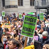 Auch in New York findet ein Women's March statt: "Erzwungene Mutterschaft = Frauenversklavung", steht auf diesem Schild