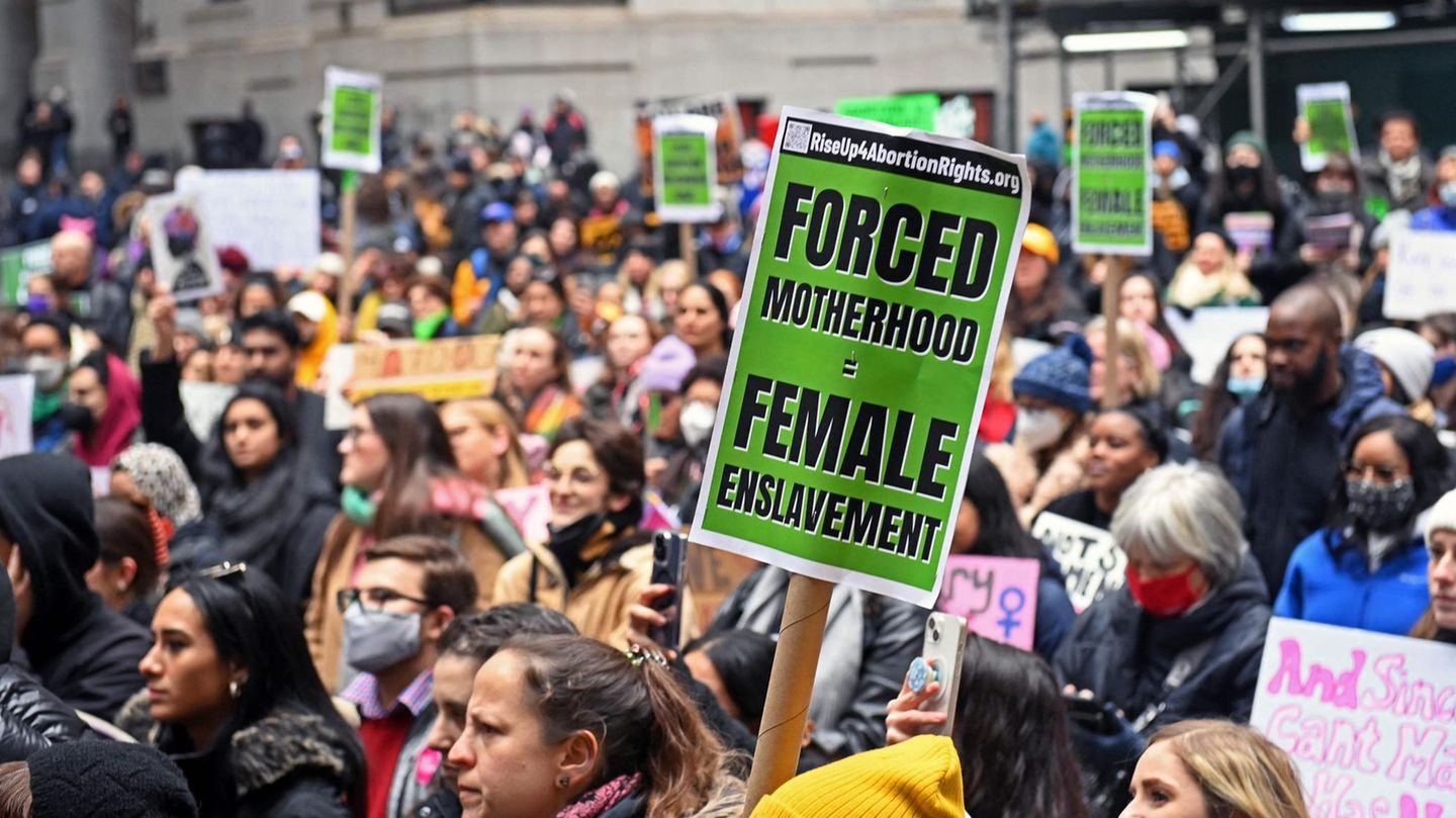 Auch in New York findet ein Women's March statt: "Erzwungene Mutterschaft = Frauenversklavung", steht auf diesem Schild
