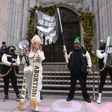 Vor der St. Patrick's Cathedrale in Manhattan danken Demonstrierende Gott für die Möglichkeit abzutreiben