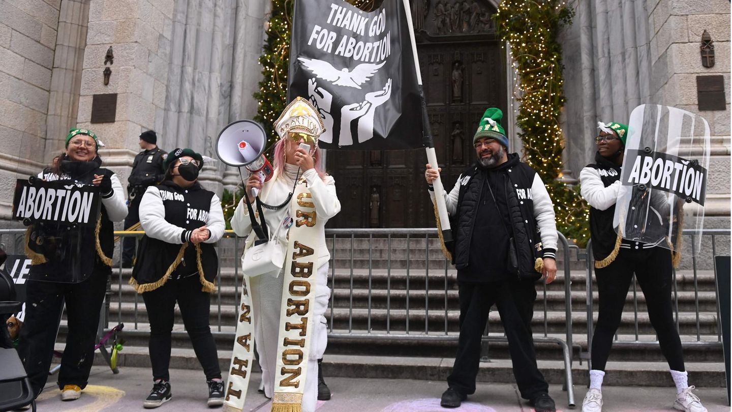 Vor der St. Patrick's Cathedrale in Manhattan danken Demonstrierende Gott für die Möglichkeit abzutreiben