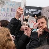 Die Stimmung ist aufgeladen: Hier zeigen Demonstrantinnen dem radikalen Abtreibungsgegner Aaron Jonathan Hurley, der an einer Gegendemonstration teilnimmt, was sie von ihm halten. 