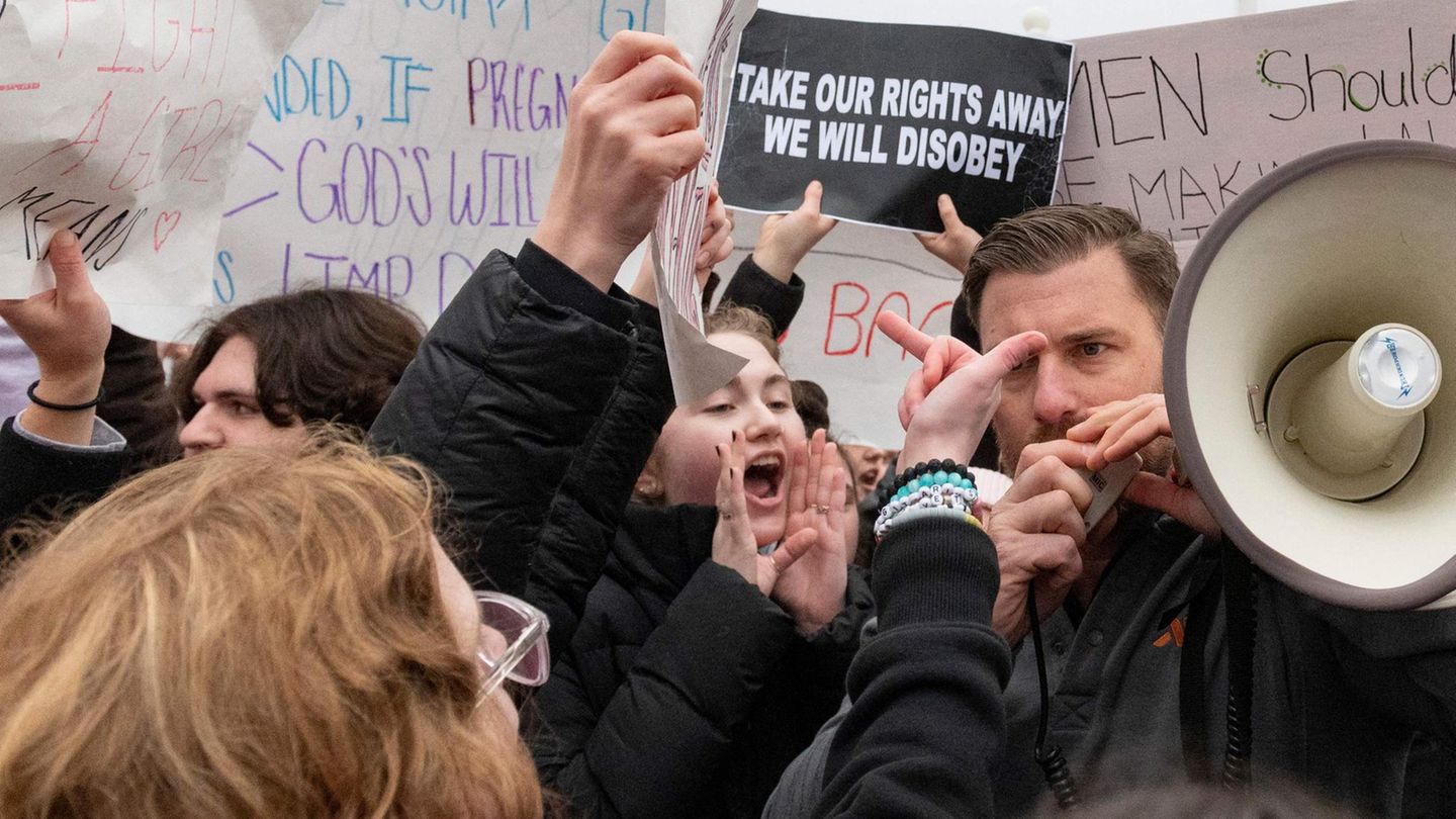 Die Stimmung ist aufgeladen: Hier zeigen Demonstrantinnen dem radikalen Abtreibungsgegner Aaron Jonathan Hurley, der an einer Gegendemonstration teilnimmt, was sie von ihm halten. 