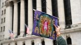 "Lasst mich in Ruhe" fordert eine Demonstrantin in New York
