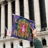 "Lasst mich in Ruhe" fordert eine Demonstrantin in New York