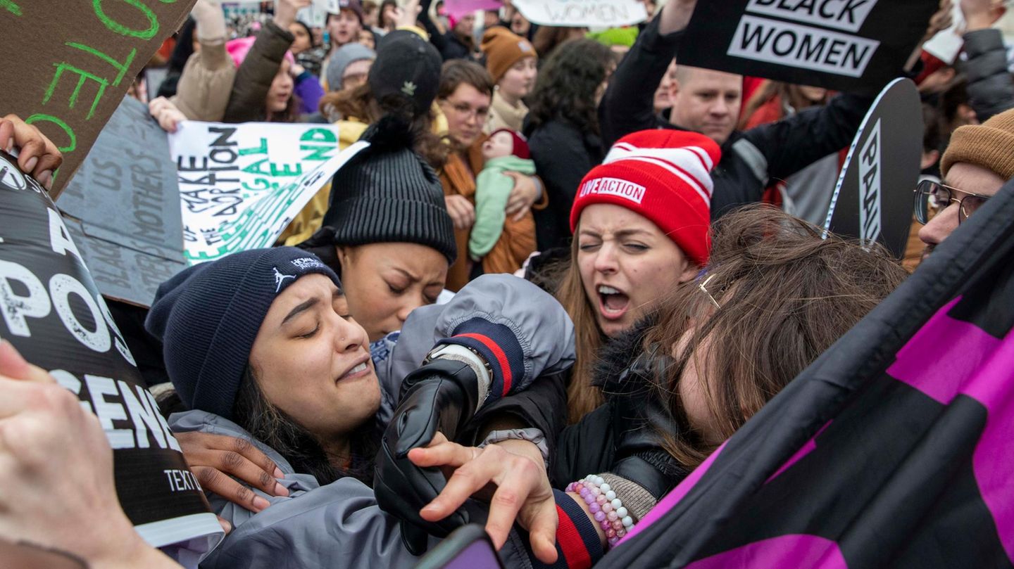Abortion 50 years after Roe vs. Wade: US women protest again