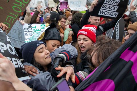 Geschrei und Rangelei zwischen Abtreibungsbefürworterinnen und -gegnerinnen in Washington