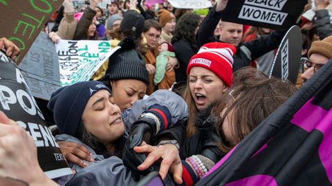 Geschrei und Rangelei zwischen Abtreibungsbefürworterinnen und -gegnerinnen in Washington