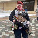 Mit Sturmgewehr und Pistole nimmt die Demonstrantin Lilith K. an den Protesten gegen das Abtreibungsverbot in Madison teil