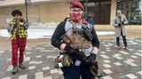 Mit Sturmgewehr und Pistole nimmt die Demonstrantin Lilith K. an den Protesten gegen das Abtreibungsverbot in Madison teil